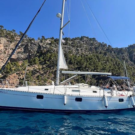 Magnific Sailboat Next To The Beach Bcn บาดาโลนา ภายนอก รูปภาพ
