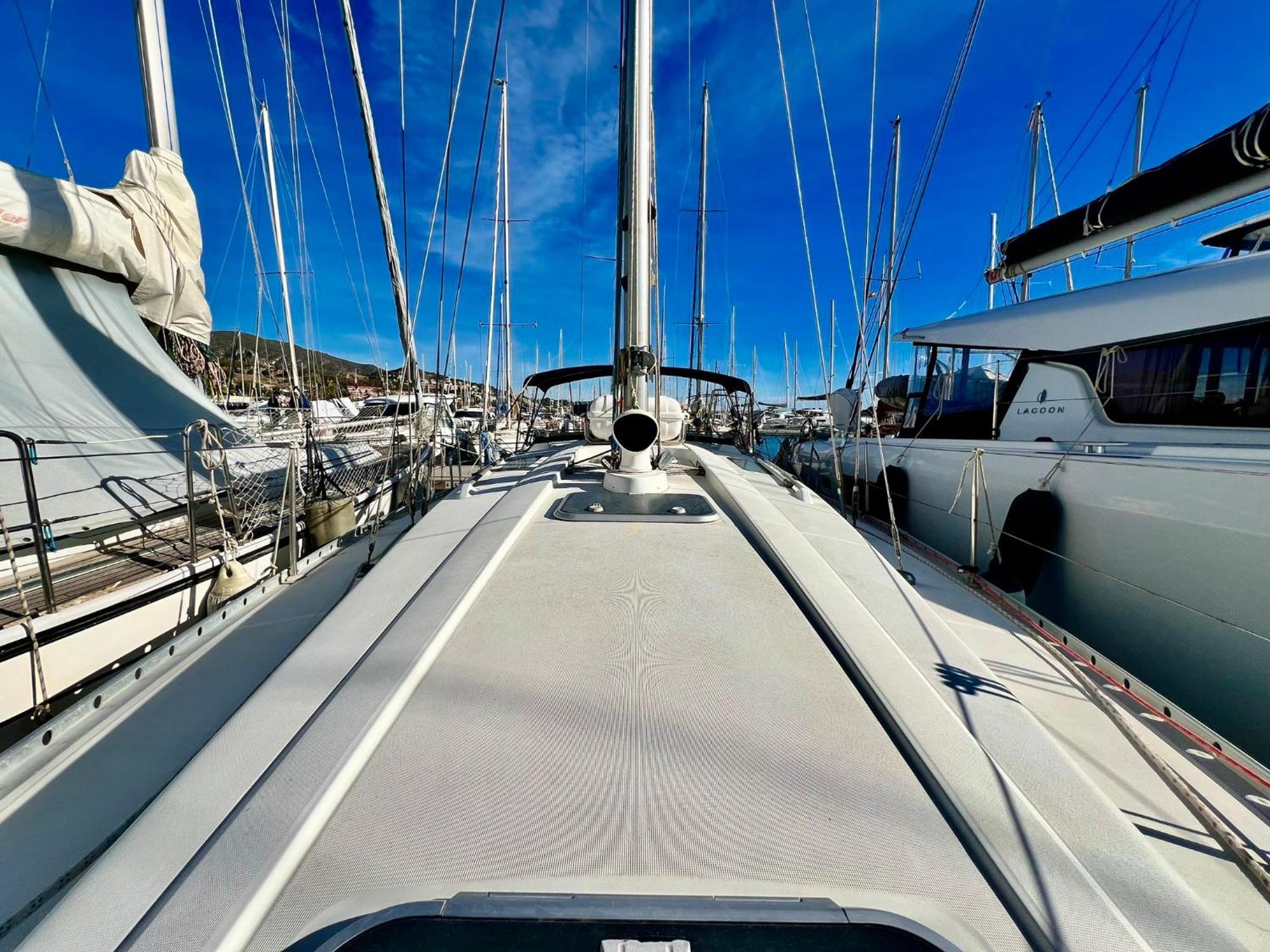 Magnific Sailboat Next To The Beach Bcn บาดาโลนา ภายนอก รูปภาพ